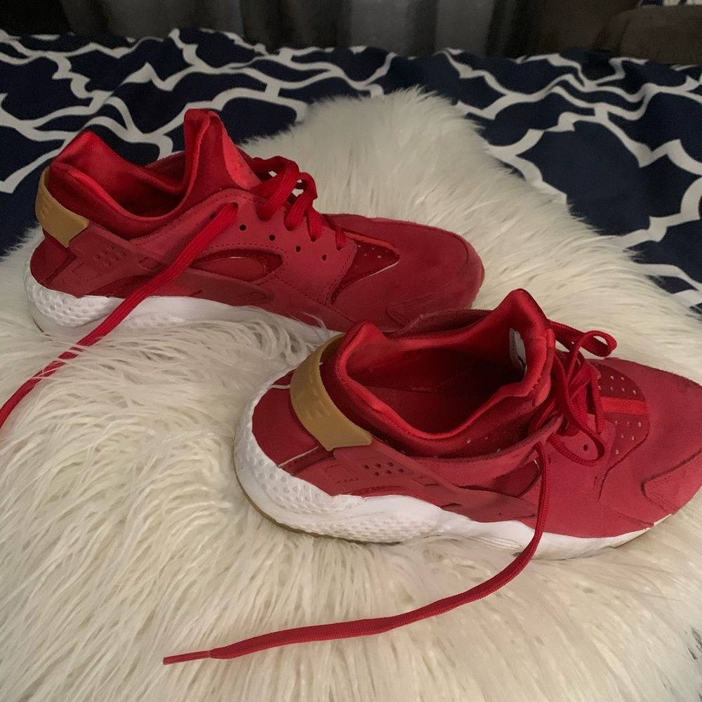 Nike huaraches red